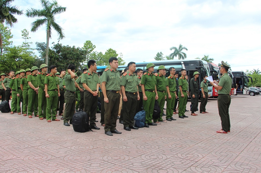 Chiều 23/7, Công an tỉnh Nghệ An huy động hàng trăm cán bộ Đoàn viên, thanh niên các đơn vị lên đường hỗ trợ người dân bị thiệt hại do ảnh hưởng của cơn bão gây ra