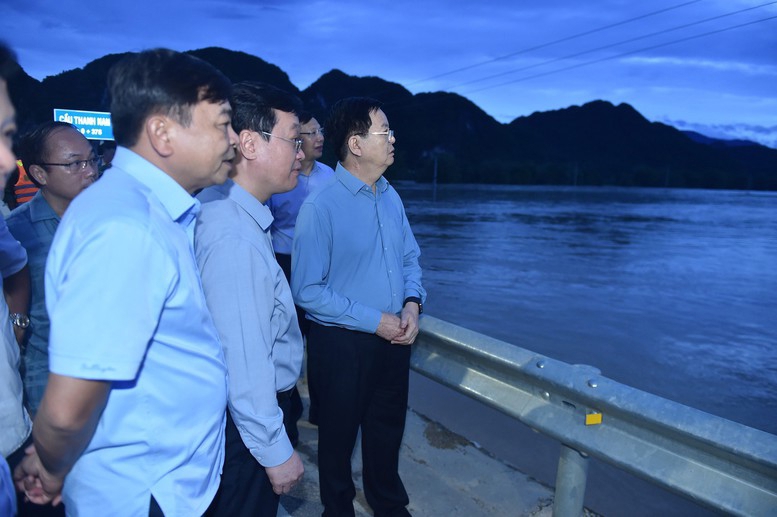 Phó Thủ tướng lưu ý tuyệt đối không được chủ quan trước tình hình thời tiết diễn biến bất thường của thời tiết, có thể tiếp tục mưa lớn, gây ra lũ quét, sạt lở 