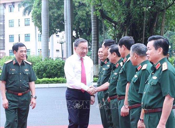 Lãnh đạo Bộ Quốc phòng, Tổng cục Chính trị Quân đội nhân dân Việt Nam đón Tổng Bí thư Tô Lâm. Ảnh: TTXVN.