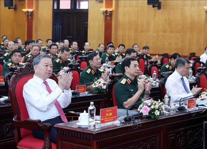 Tổng Bí thư Tô Lâm và các đại biểu tham dự buổi làm việc với Tổng cục Chính trị Quân đội nhân dân Việt Nam. Ảnh: TTXVN.