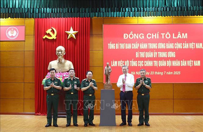 Tổng Bí thư Tô Lâm tặng bức tượng Bác Hồ cho Tổng cục Chính trị Quân đội nhân dân Việt Nam. Ảnh: TTXVN