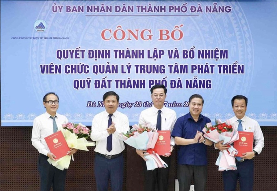 Chủ tịch UBND TP. Đà Nẵng Lương Nguyễn Minh Triết (thứ 2 từ trái sang) trong buổi trao các quyết định bổ nhiệm lãnh đạo Trung tâm phát triển quỹ đất TP. Đà Nẵng.