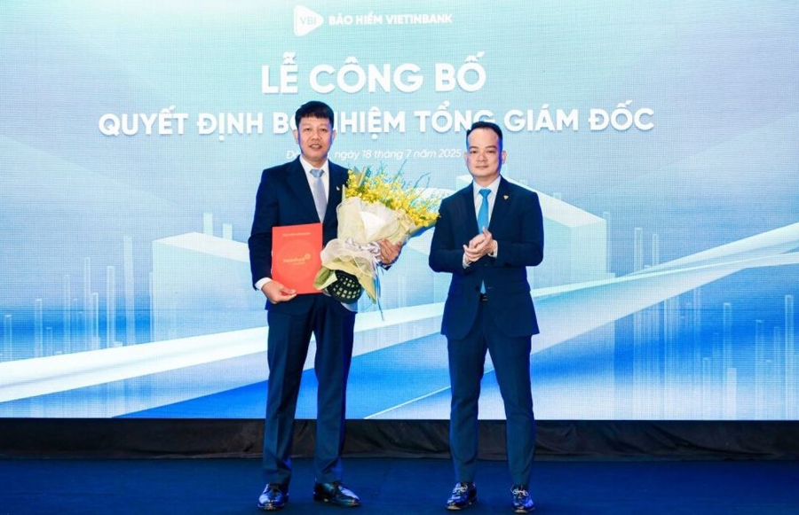 Ông Nguyễn Huy Quang – Chủ tịch HĐQT VBI trao quyết định bổ nhiệm cho Tổng giám đốc Nguyễn Hồng Phong (bên trái).