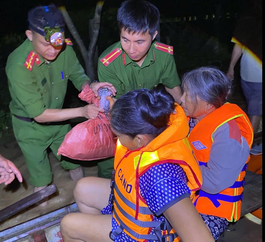 C&ocirc;ng an x&atilde; Nh&acirc;n H&ograve;a xuy&ecirc;n đ&ecirc;m đưa 50 người d&acirc;n ra khỏi v&ugrave;ng c&ocirc; lập bởi nước lũ.