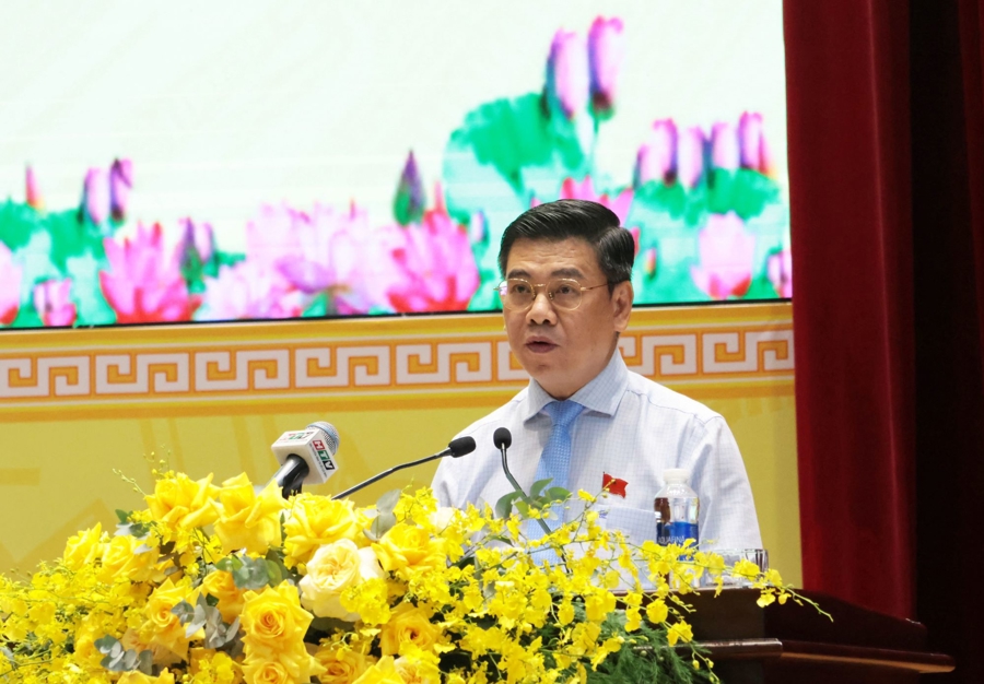 Phó Chủ tịch UBND Thành phố Nguyễn Văn Dũng trình bày báo cáo tình hình kinh tế - xã hội, quốc phòng - an ninh 6 tháng đầu năm và nhiệm vụ trọng tâm 6 tháng cuối năm 2025 - Ảnh: Cổng thông tin điện tử TP.HCM.
