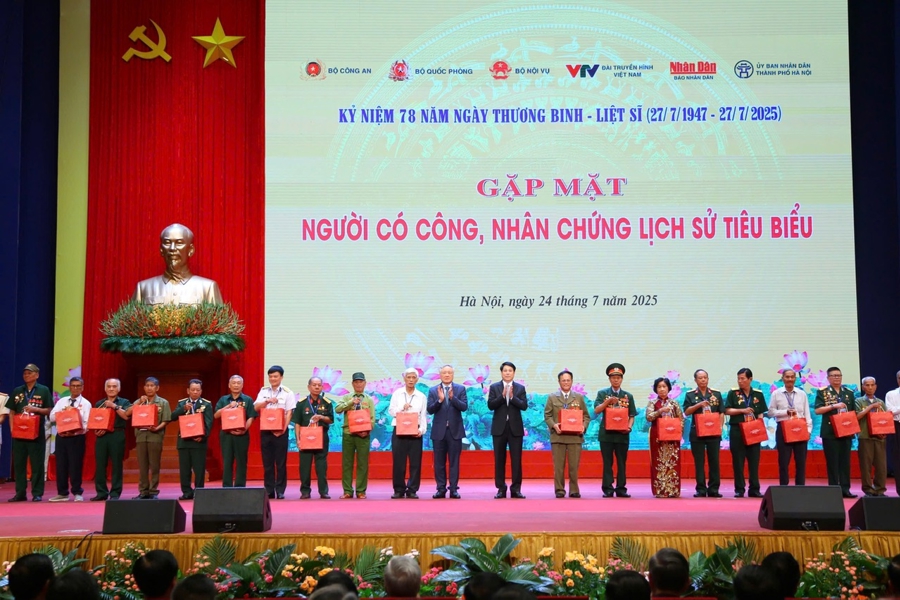 Lãnh đạo Đảng, Nhà nước tặng quà cho người có công. Ảnh: BTC.