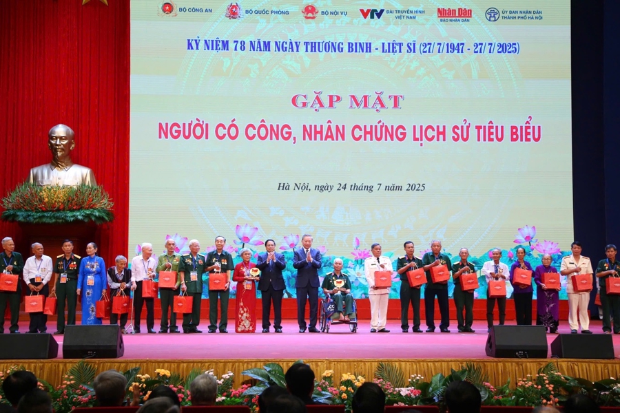 Tổng Bí thư Tô Lâm; Thủ tướng Chính phủ Phạm Minh Chính trao tặng những phần quà đến đại biểu người có công tham dự chương trình. Ảnh: BTC.