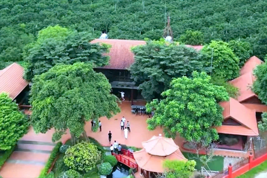 Khu vực trang trại của Nguyễn Văn&nbsp;Vy&nbsp;được x&acirc;y dựng như một biệt phủ, nơi tập trung của nhiều đối tượng anh chị giang hồ cộm c&aacute;n