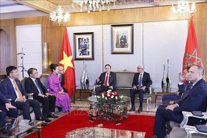 Chủ tịch Quốc hội Trần Thanh Mẫn có cuộc gặp ngắn với Chủ tịch Hạ viện Morocco Talbi El Alami - Ảnh: TTXVN