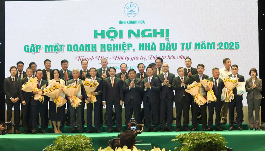 L&atilde;nh đạo Ch&iacute;nh phủ UBND tỉnh Kh&aacute;nh H&ograve;a trao Quyết định Chấp thuận Nh&agrave; đầu tư cho 8 dự &aacute;n đầu tư v&agrave;o Kh&aacute;nh H&ograve;a ở nhiều lĩnh vực. Ảnh: Văn Nỷ.
