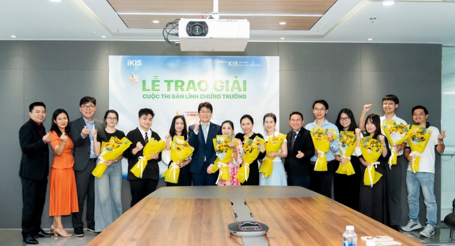 Ông Charlie Shin - Tổng giám đốc Chứng khoán KIS chụp ảnh lưu niệm cùng những nhà đầu tư thắng giải thuộc top 3 mỗi bảng đấu.
