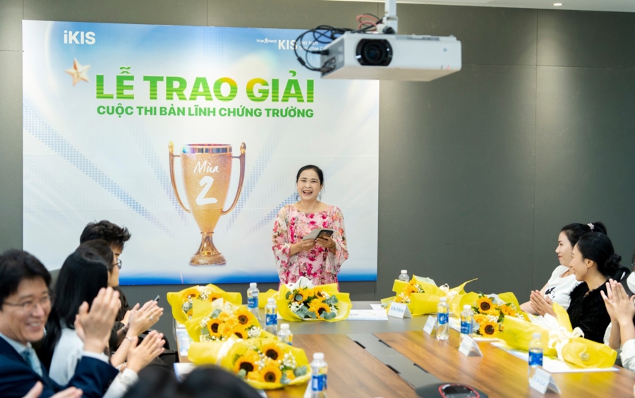 Nhà đầu tư Trần Thị Linh - giải Nhất bảng Siêu đẳng chia sẻ cảm nghĩ cùng kinh nghiệm đầu tư tại buổi lễ.