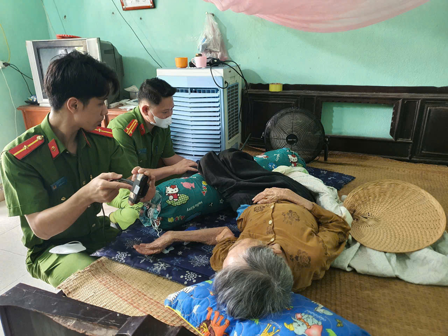 Cán bộ, chiến sĩ Công an Thanh Hóa trực tiếp đến các gia đình liệt sĩ già yếu, để thu nhận mẫu ADN.