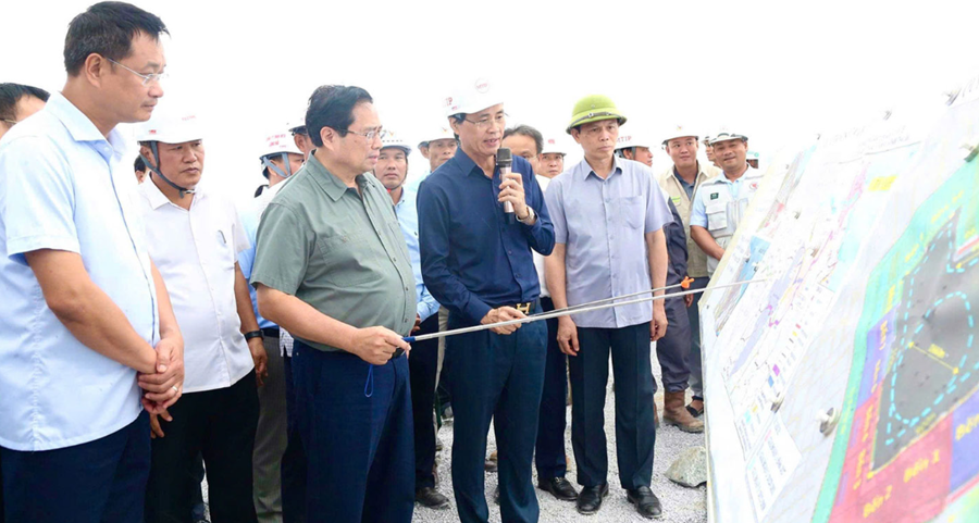 Thủ tướng Phạm Minh Ch&iacute;nh kiểm tra, khảo s&aacute;t v&agrave; chỉ đạo th&uacute;c đẩy tiến độ dự &aacute;n Khu bến cảng Mỹ Thủy
