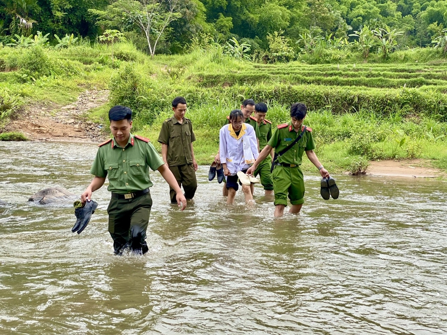 Vượt suối, leo đèo, tổ công tác đến tận nhà những thân nhân liệt sĩ để thu nhận mẫu ADN.
