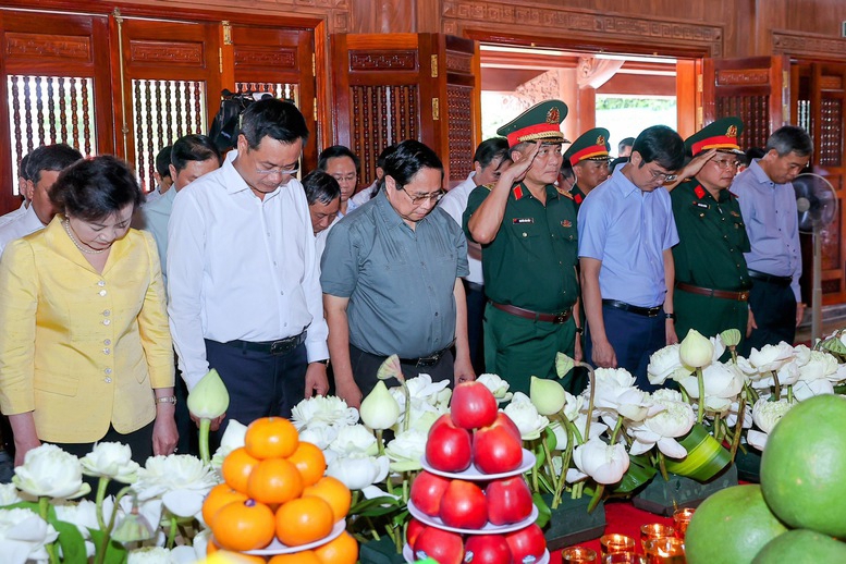 Thủ tướng và các đại biểu kính cẩn nghiêng mình tưởng nhớ, tri ân công lao to lớn của Chủ tịch Hồ Chí Minh vĩ đại, các bậc tiền bối cách mạng, các Anh hùng liệt sĩ. Ảnh: Nhật Bắc
