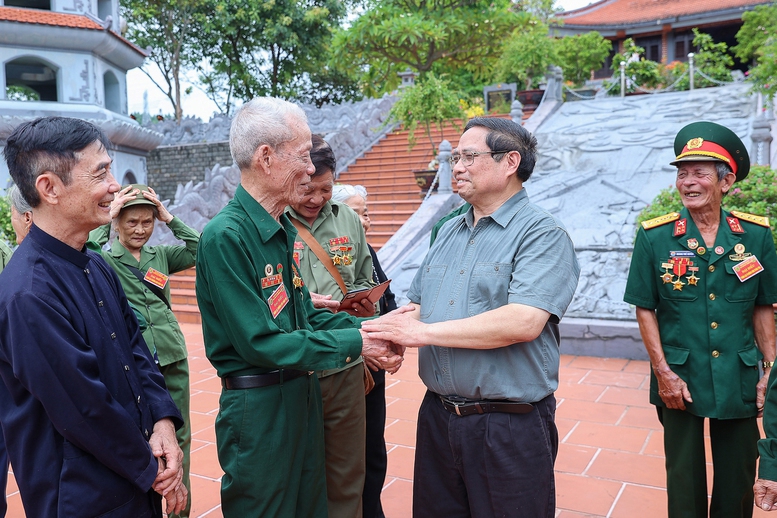 Thủ tướng Phạm Minh Chính thăm hỏi các cựu chiến binh, thanh niên xung phong tại Đền tưởng niệm liệt sĩ Trường Sơn bến phà Long Đại. Ảnh: Nhật Bắc