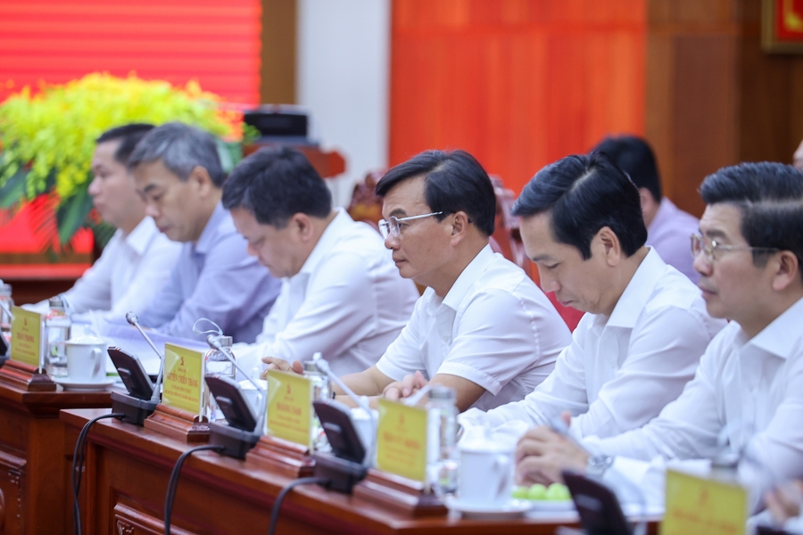 Lãnh đạo các bộ, ngành, địa phương tham dự cuộc làm việc. Ảnh: Nhật Bắc