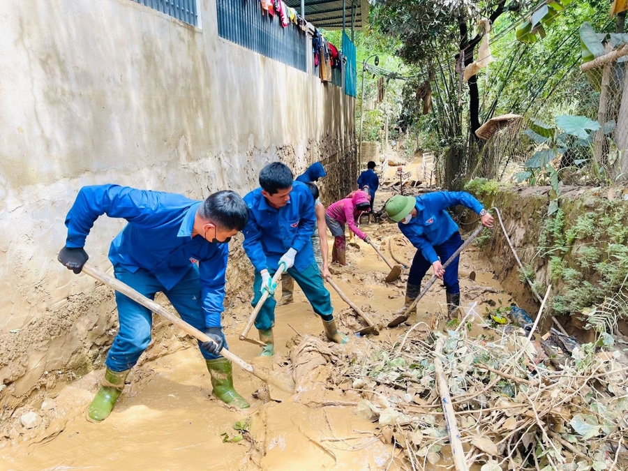 Đoagrave;n Thanh niecirc;n xatilde; Mường Tiacute;p phối hợp với lực lượng bộ đội tham gia hỗ trợ nhacirc;n dacirc;n bản Xốp Phe thaacute;o nhagrave; bị saacute;t lở vagrave; hư hỏng nặngnbsp;