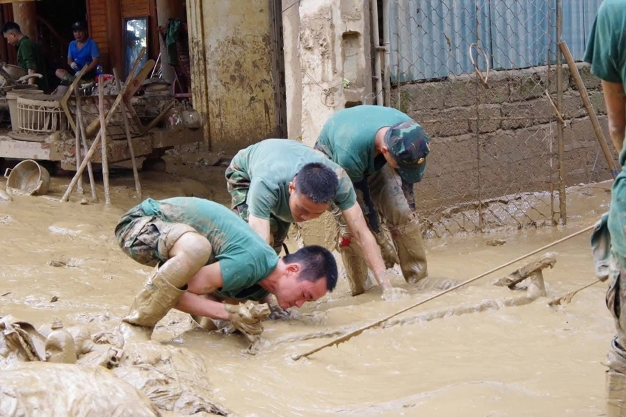 Higrave;nh ảnh caacute;n bộ chiến sĩ Trung đoagrave;n 1, Sư đoagrave;n 324 tham gia hỗ trợ bagrave; con nhacirc;n dacirc;n xatilde; Tương Dương khắc phục hậu quả sau cơn batilde;o số 3