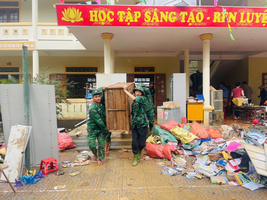 Tất bật khôi phục cuộc sống sau lũ ở miền tây Nghệ An - Ảnh 2