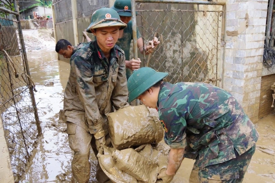 Tất bật khôi phục cuộc sống sau lũ ở miền tây Nghệ An - Ảnh 1