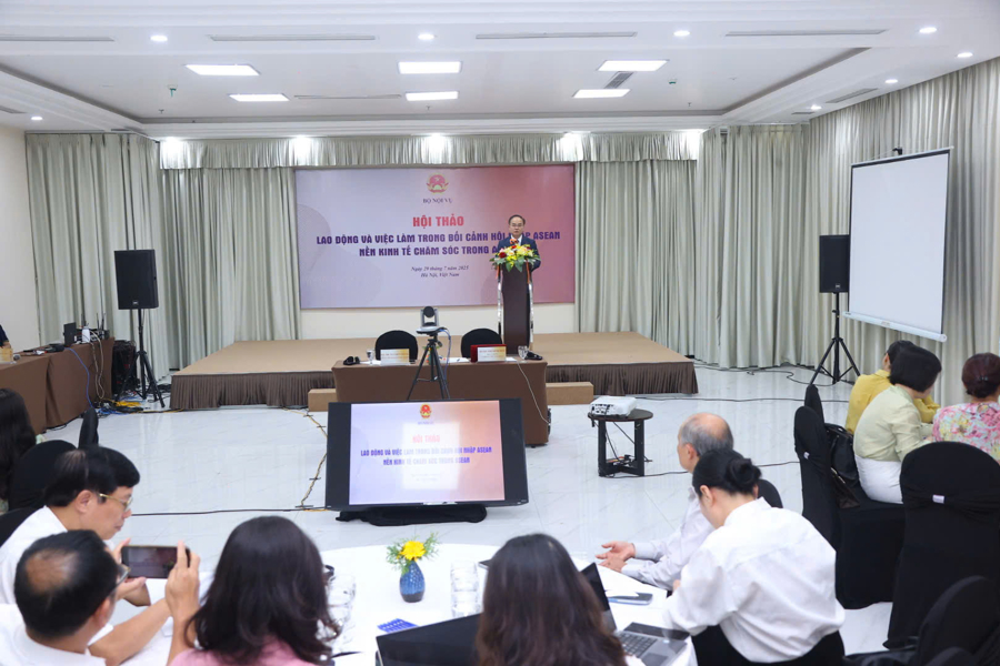 Hội thảo về Hội nhập ASEAN trong lĩnh vực lao động vagrave; nền kinh tế chăm soacute;c trong ASEAN. Ảnh: Phương Nhung.