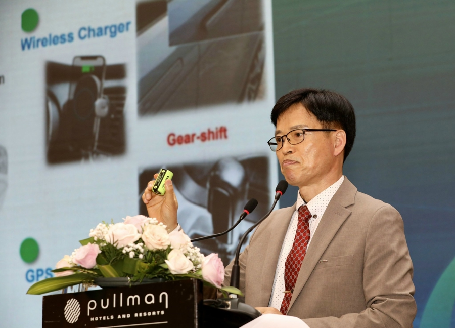 Ocirc;ng Kim Gyeng Chul, Tổng giaacute;m đốc VINA Tech, Enersol, trigrave;nh bagrave;y tham luận tại Diễn đagrave;n. Ảnh: Triacute; Phong.
