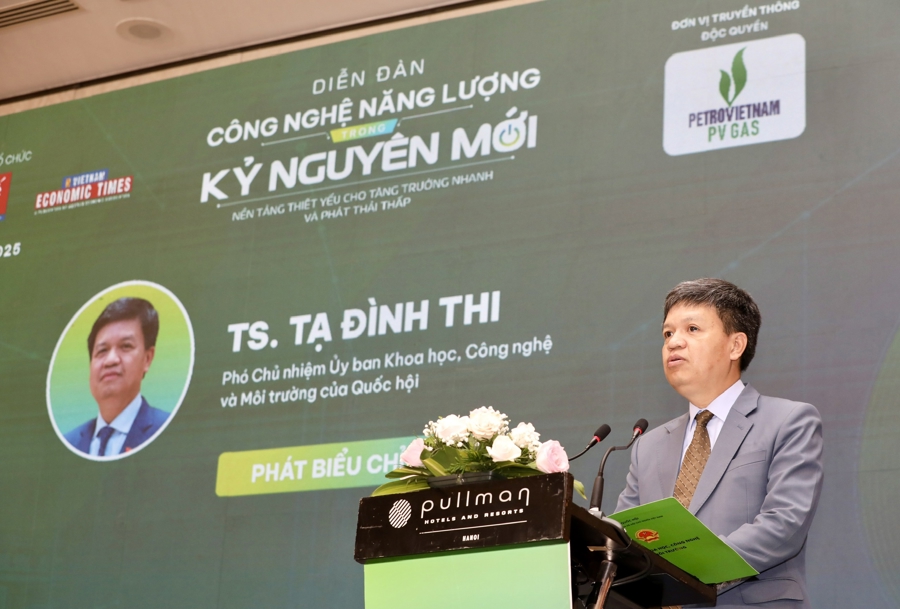 Trong b&agrave;i ph&aacute;t biểu khai mạc, &ocirc;ng Tạ Đ&igrave;nh Thi, Ph&oacute; Chủ nhiệm Ủy ban Khoa học C&ocirc;ng nghệ v&agrave; M&ocirc;i trường của Quốc hội, khẳng định sự cấp thiết của chuyển dịch năng lượng. Ph&oacute; Chủ nhiệm Ủy ban Khoa học C&ocirc;ng nghệ v&agrave; M&ocirc;i trường của Quốc hội nhấn mạnh, cuộc c&aacute;ch mạng c&ocirc;ng nghiệp lần thứ tư, c&ugrave;ng với những th&aacute;ch thức to&agrave;n cầu như &ocirc; nhiễm m&ocirc;i trường, biến đổi kh&iacute; hậu v&agrave; an ninh năng lượng, đ&atilde; biến việc chuyển đổi sang năng lượng t&aacute;i tạo v&agrave; c&ocirc;ng nghệ hiện đại kh&ocirc;ng c&ograve;n l&agrave; một lựa chọn đơn thuần, m&agrave; l&agrave; con đường tất yếu để đảm bảo an ninh năng lượng, ph&aacute;t triển kinh tế bền vững v&agrave; bảo vệ m&ocirc;i trường cho thế hệ mai sau.