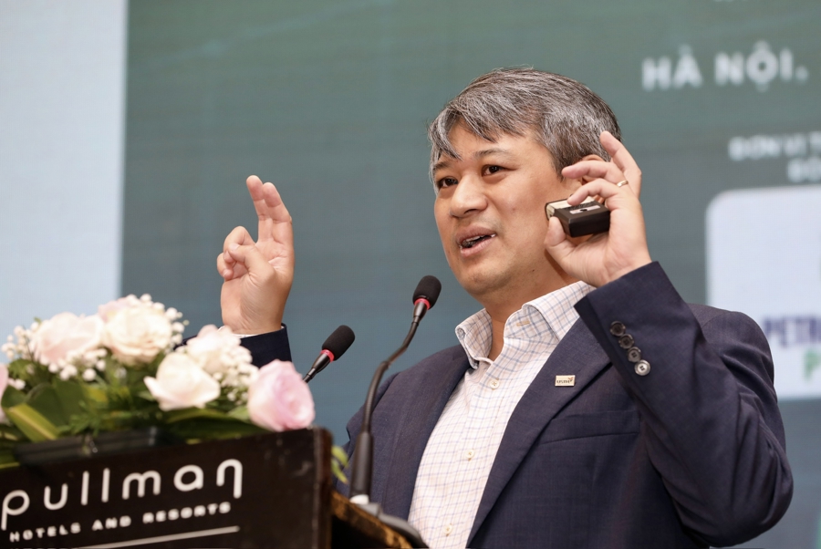 PGS. TS. Trần Đ&igrave;nh Phong, Ph&oacute; Hiệu trưởng Trường Đại học Khoa học v&agrave; C&ocirc;ng nghệ H&agrave; Nội - Viện H&agrave;n l&acirc;m Khoa học v&agrave; C&ocirc;ng nghệ Việt Nam, trình bày bài tham luận:Tự chủ c&ocirc;ng nghệ năng lượng t&aacute;i tạo, cơ hội v&agrave; th&aacute;ch thức...