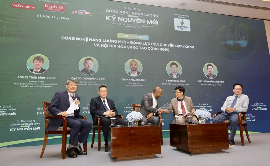 Tại phi&ecirc;n thảo luận với chủ đề &ldquo;C&ocirc;ng nghệ năng lượng mới &ndash; Động lực của chuyển dịch xanh v&agrave; nội địa h&oacute;a s&aacute;ng tạo c&ocirc;ng nghệ&rdquo;, c&aacute;c đại biểu đã trao đổi về những xu hướng c&ocirc;ng nghệ năng lượng hiện đại như hydro, lưu trữ năng lượng, điện mặt trời, điện gi&oacute; v&agrave; hạ tầng số &ndash; những yếu tố then chốt trong tiến tr&igrave;nh chuyển đổi năng lượng bền vững...