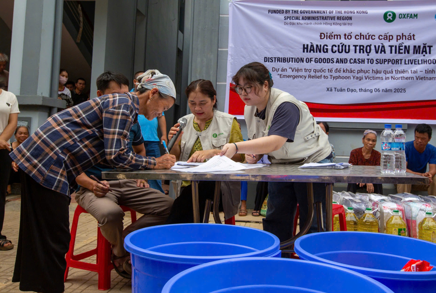 Phụ nữ và trẻ em là những đối tượng được dự án ưu tiên cứu trợ và bảo vệ. Ảnh: Oxfarm.