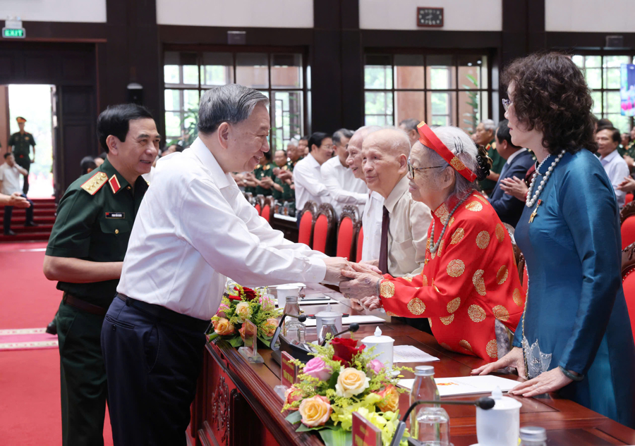 Tổng Bí thư Tô Lâm với các cán bộ lão thành cách mạng. 