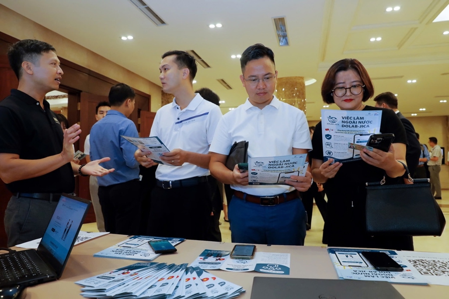 Trải nghiệm, t&igrave;m hiểu về ứng dụng.
