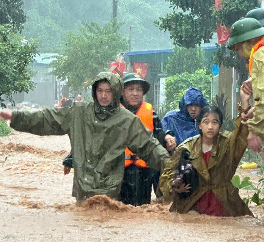 Lực lượng chức năng đưa người dân ra khỏi vùng nguy hiểm tại xã Na Son, tỉnh Điện Biên.