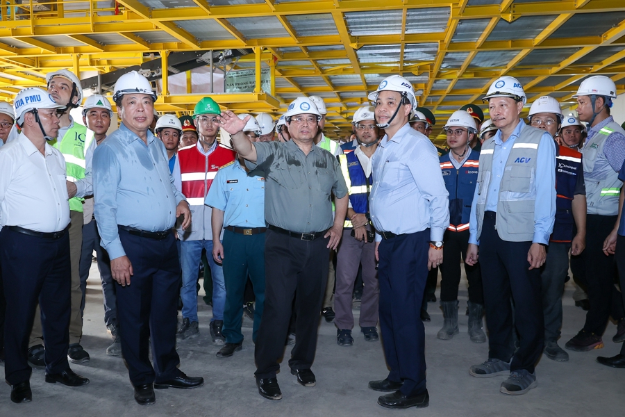Thủ tướng Phạm Minh Chính kiểm tra dự án sân bay Long Thành. Ảnh: VGP/Nhật Bắc.