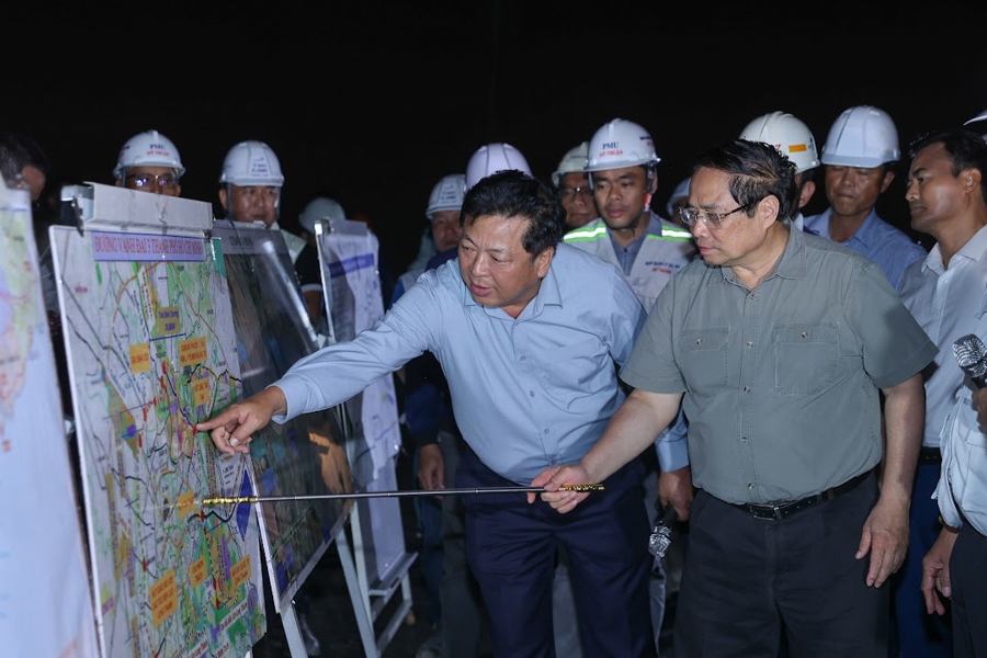 Thủ tướng Phạm Minh Chính kiểm tra dự án Vành đai 3 TPHCM đoạn Tân Vạn - Nhơn Trạch, trong đó có dự án cầu Nhơn Trạch, tối 2/8. Ảnh: VGP/Nhật Bắc.