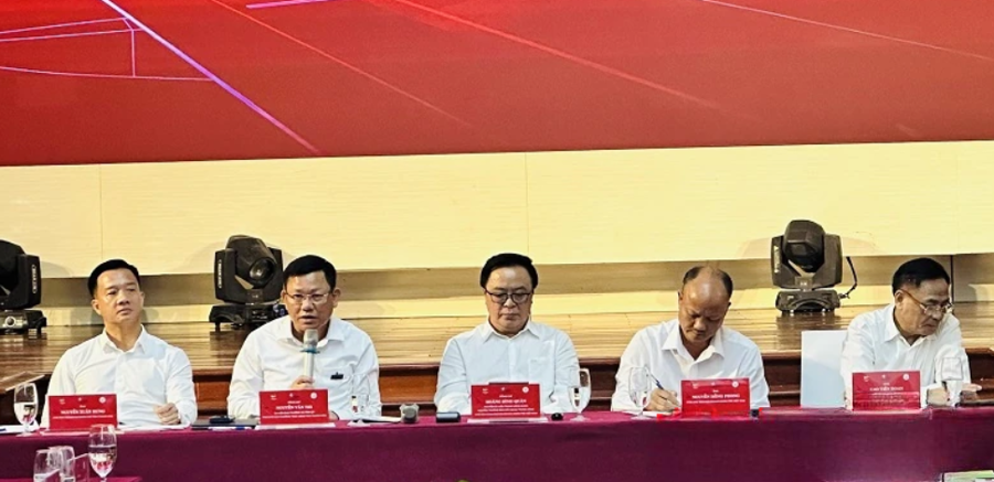 Phó Chủ tịch Thường trực UBND tỉnh Thanh Hóa phát biểu tại phiên đối thoại.