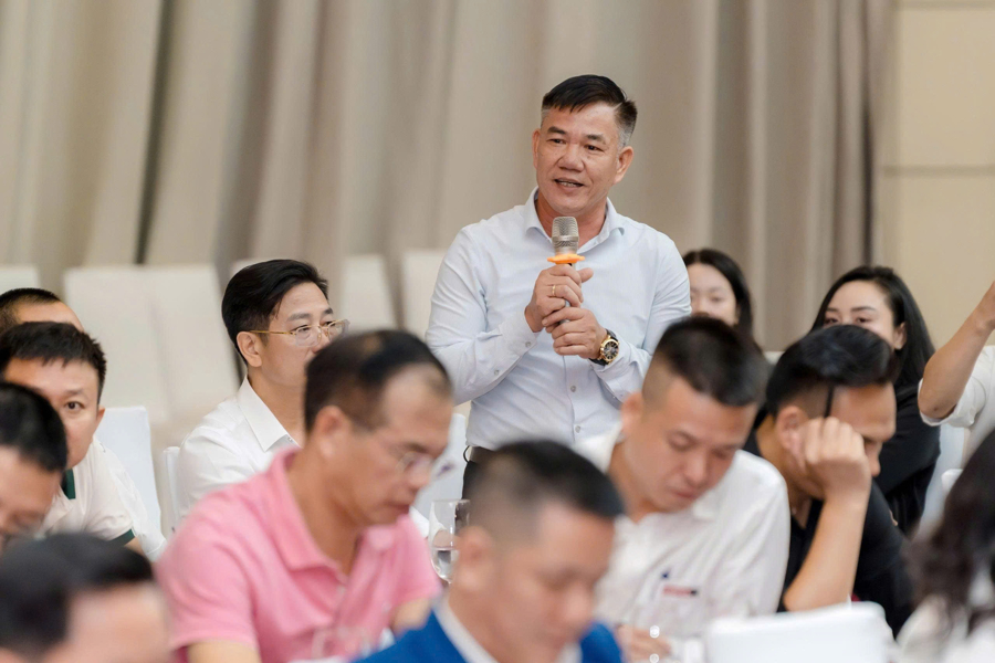Đại diện doanh nghiệp Bắc Trung Bộ nêu ý kiến đề xuất tại VPSF 2025 khu vực Bắc Trung Bộ.