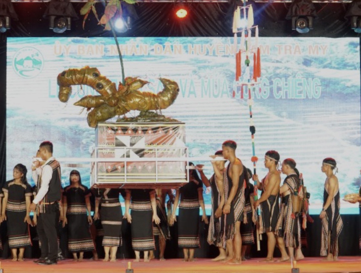 Rước biểu tượng Sâm Ngọc Linh. Ảnh H. Nam Tà My