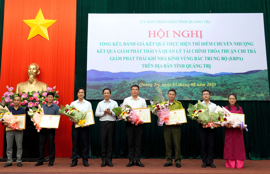 L&atilde;nh đạo UBND tỉnh Quảng Trị trao Bằng khen cho c&aacute;c c&aacute; nh&acirc;n đạt th&agrave;nh t&iacute;ch khi thực hiện Thỏa thuận ERPA.
