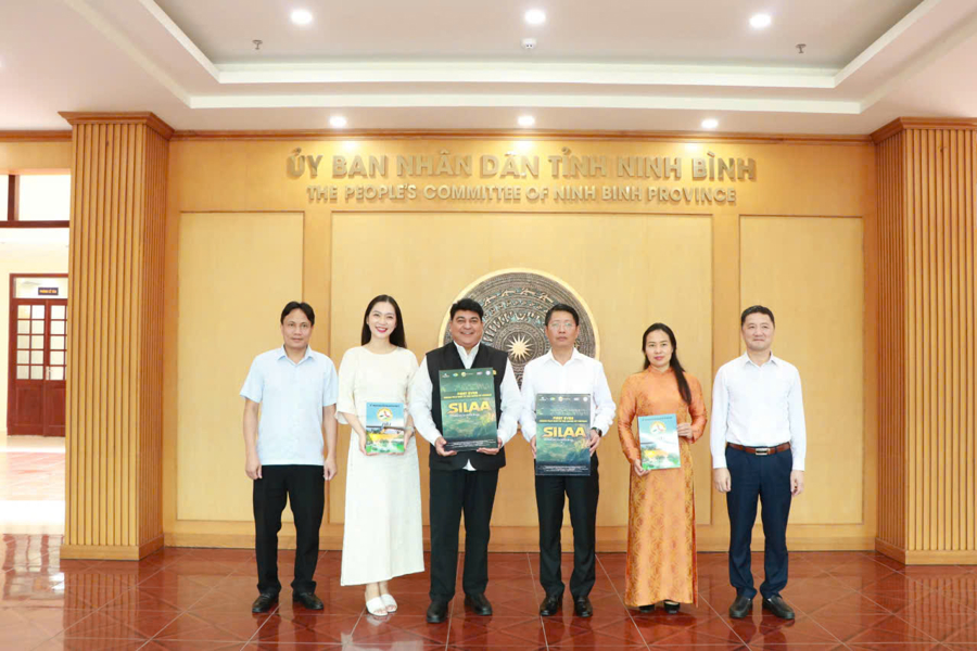 Chụp ảnh lưu niệm đoàn làm phim Ấn Độ.