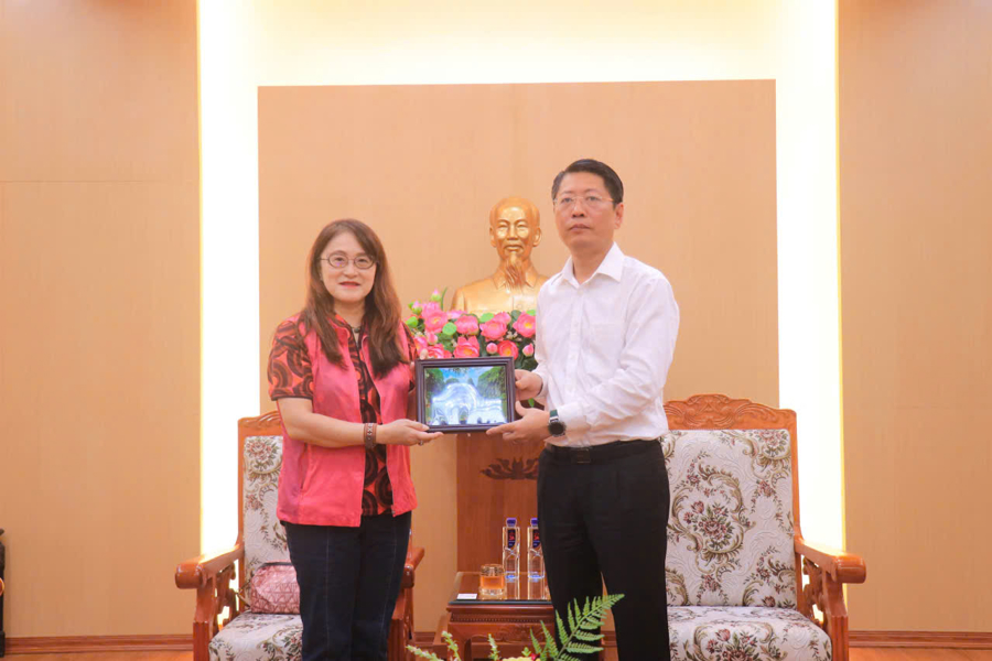 Tặng quà lưu niệm Hiệp hội Nhiếp ảnh Hoa Kỳ.