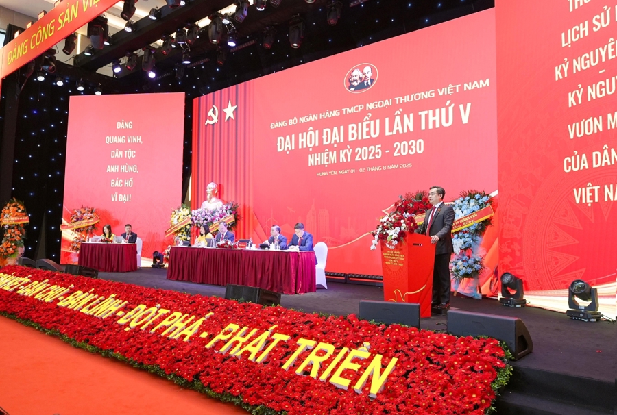 Đồng chí Nguyễn Thanh Tùng - Ủy viên Ban chấp hành Đảng bộ Chính phủ, Bí thư Đảng ủy, Chủ tịch HĐQT Vietcombank phát biểu khai mạc.