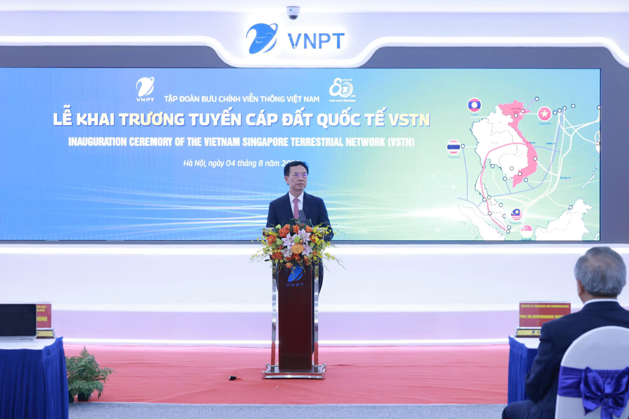 Bộ trưởng Bộ Khoa học v&agrave; C&ocirc;ng nghệ Nguyễn Mạnh H&ugrave;ng: "An to&agrave;n, bền vững của hạ tầng số v&ocirc; c&ugrave;ng quan trọng. Muốn an to&agrave;n, bền vững, phải đa dạng h&oacute;a, phải c&oacute; nhiều tuyến c&aacute;p quang biển, đi nhiều hướng kh&aacute;c nhau, đặc biệt phải c&oacute; tuyến c&aacute;p quang đất liền, l&agrave; tuyến c&aacute;p c&oacute; t&iacute;nh hồi phục rất nhanh".