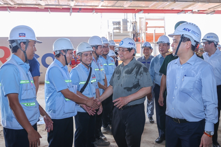 Thủ tướng động viên cán bộ, công nhân, người lao động trên công trường chiều 2/8- Ảnh: VGP/Nhật Bắc.