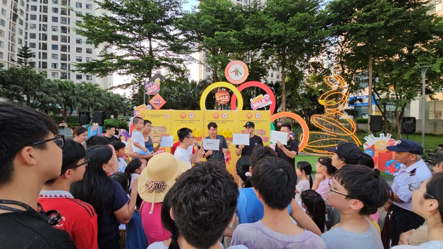 Tấp nập người tiêu dùng tại hội chợ “Ngày hội khuyến mại tháng 7”.