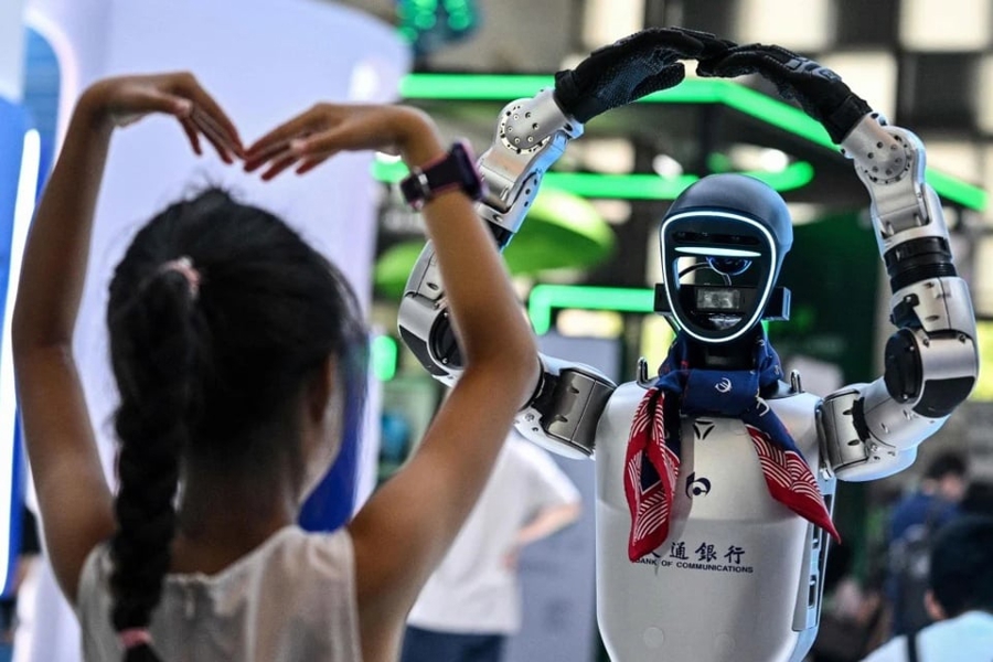 Robot hai tay do Mech-Mind Robotics ph&aacute;t triển đang thể hiện khả năng ph&acirc;n loại sản phẩm tại WAIC 2025.