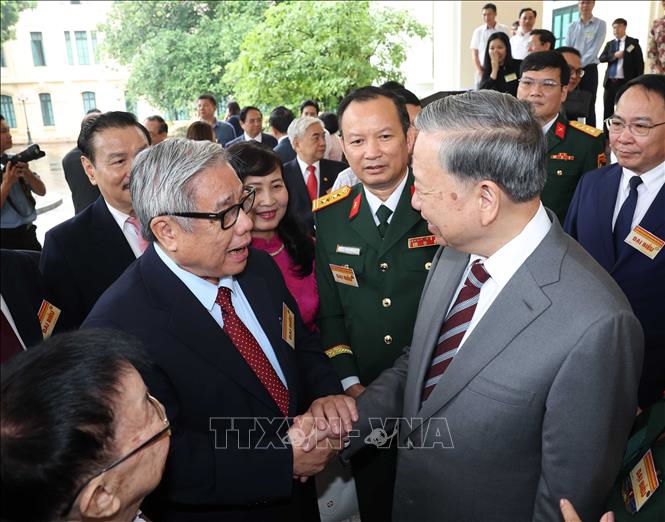 Tổng Bí thư Tô Lâm trò chuyện các đại biểu dự hội nghị - Ảnh: TTXVN