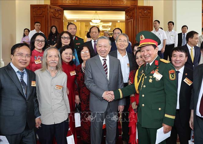 Tổng Bí thư khẳng định, trong lịch sử cách mạng Việt Nam, đội ngũ trí thức, nhà khoa học, văn nghệ sĩ luôn là lực lượng tiên phong trong việc khai sáng dân trí, xây dựng lý luận cách mạng và ứng dụng khoa học kỹ thuật, công nghệ vào thực tiễn - Ảnh: TTXVN.